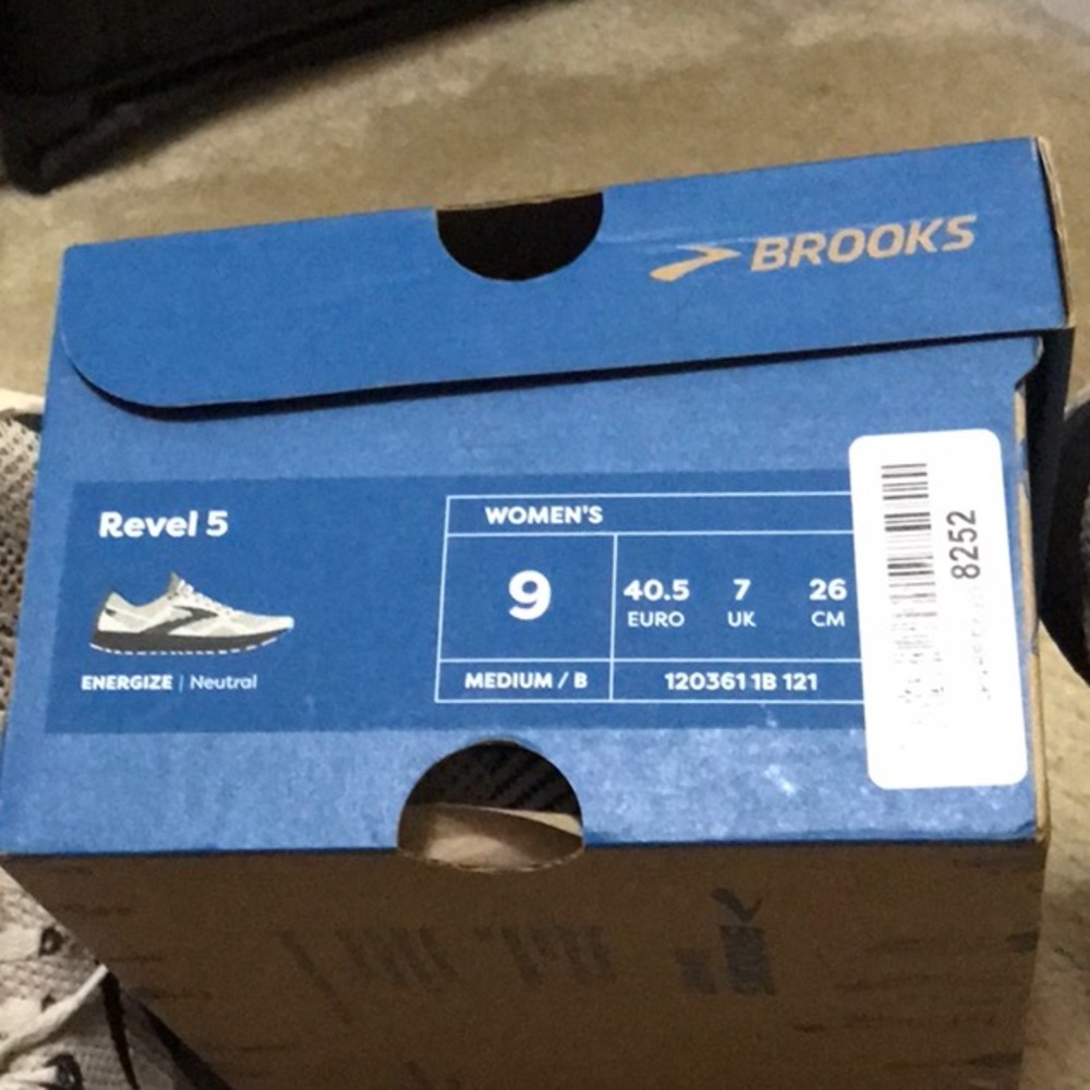 NWT and Box Brooks Revel 5 Running Shoes. Womens Size 9 white/black.